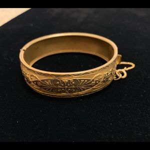 Vintage Jewelry - Vintage bangle bracelet with safety chain Vintage Jewelry - Vintage bangle bracelet with safety chain